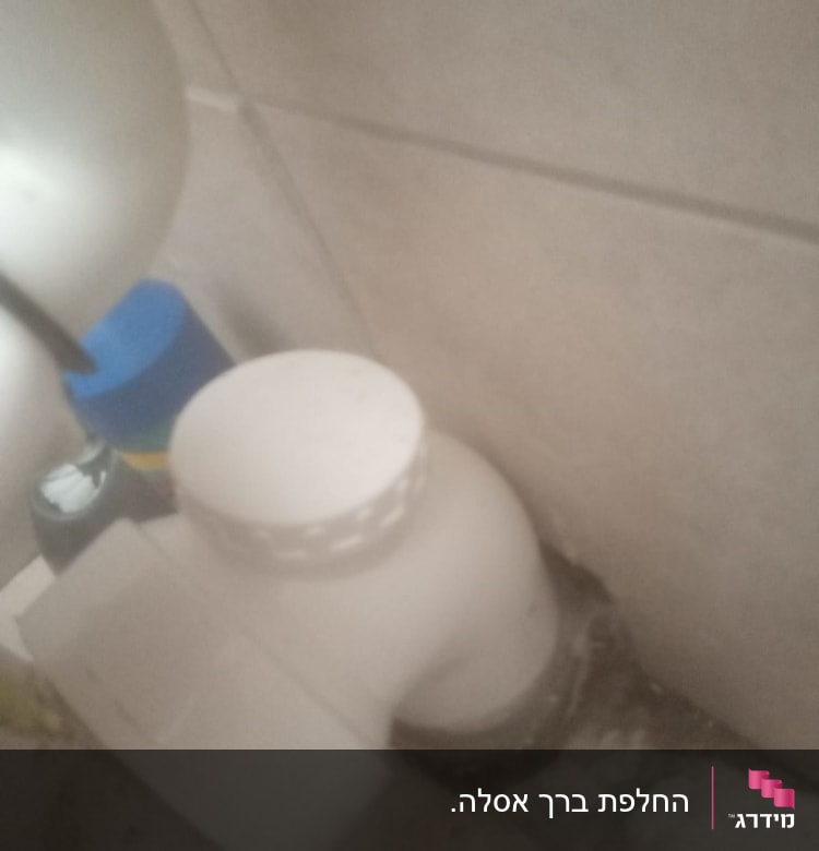 צינור ביוב לבן עם חיבורי פלסטיק